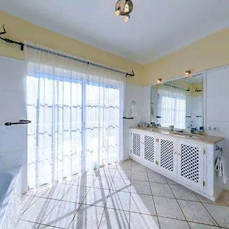 Vale Do Garrao Sleeps 6 Pool Air Con Wifi Villa